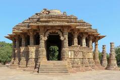 गुजरात में है यह 900 साल पुराना सूर्य मंदिर, गर्भगृह पर पड़ती है सूरज की पहली किरण