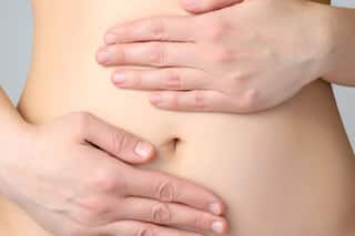 नाभि में चुटकी भर हल्दी लगाने से सेहत को होंगे कई फायदे, जानें यहां