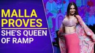 Malaika Arora ने रैंप वॉक में दिखाए लटके-झटके, लोगों ने कहा 49 की उम्र में 19 का जलवा | Malaika Arora Viral Ramp Walk