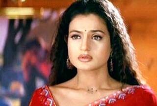 चेक बाउंस केस : अमीषा पटेल पर लटकी गिरफ्तारी की तलवार, एक्ट्रेस के खिलाफ कोर्ट ने जारी किया वारंट