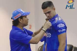 IPL 2023: मुंबई इंडियंस को जीत दिलाने वाले अर्जुन को पिता सचिन तेंदुलकर से मिला स्पेशल अवॉर्ड-VIDEO