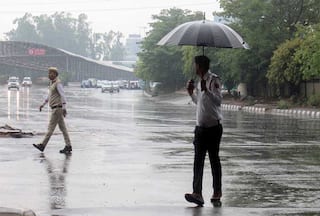 Delhi Weather News: दिल्ली में आज हुई तेज बारिश, सोमवार को मौसम कैसा रहेगा, IMD ने जारी किया अनुमान