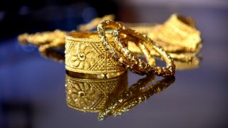 Gold Price Today, 10 May 2023: ग्लोबल मार्केट में कमजोरी से सोने-चांदी की चमक पड़ी फीकी, जानें- आज किस भाव पर बिक रहा है 22 Kt सोना?