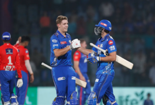 एक टीम ने झटके 4 विकेट तो दूसरी की हो गई जमकर कुटाई, जानें DC vs MI के बीच मैच के 19वें ओवर का हाल