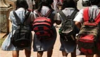 इस सरकारी स्कूलों में 42 डिग्री तापमान के बीच बच्चों में बंट रहे ठंड के स्वेटर-मोजे