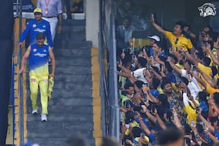 VIDEO : मुंबई के घर पर लगे We want Dhoni के नारे; CSK के रंग में रंगा वानखेड़े स्टेडियम