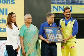VIDEO : 200वें मैच में CSK की कप्तानी कर रहे MS Dhoni को एन श्रीनिवासन ने दिया खास तोहफा