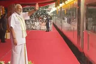 तिरुवनंतपुरम पहुंचे पीएम मोदी, स्वागत में खड़े लोगों का किया अभिवादन, वंदे भारत एक्सप्रेस ट्रेन को दिखाई हरी झंडी