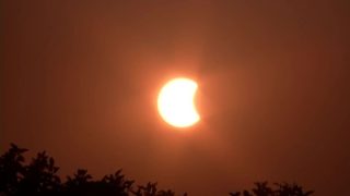 Surya Grahan 2023: शुरू हो गया सूर्य ग्रहण, सुख-समृद्धि के लिए अपनाएं ये उपाय