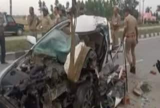 UP News: ट्रैक्टर से टकराकर उड़ गए कार के परखच्चे, दो लोगों की मौत, कई घायल
