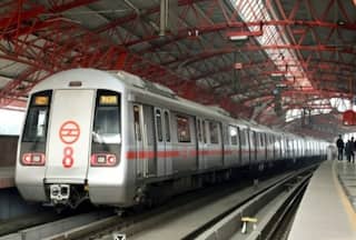 Delhi Metro: दिल्ली मेट्रो में अश्लील हरकत करता दिखा व्यक्ति, महिला आयोग ने भेजा नोटिस