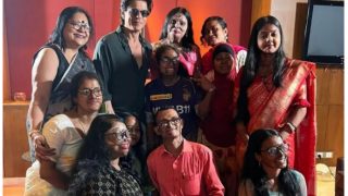 Shah Rukh Khan Clicks Pictures With Acid Attack Survivors in Kolkata, Fans Call Him 'King of Hearts'