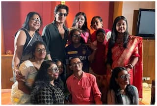Shah Rukh Khan Clicks Pictures With Acid Attack Survivors in Kolkata