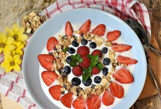 Sugar Cravings? Here is How A Bowl of Fruits and Yogurt Can Come to Your Rescue