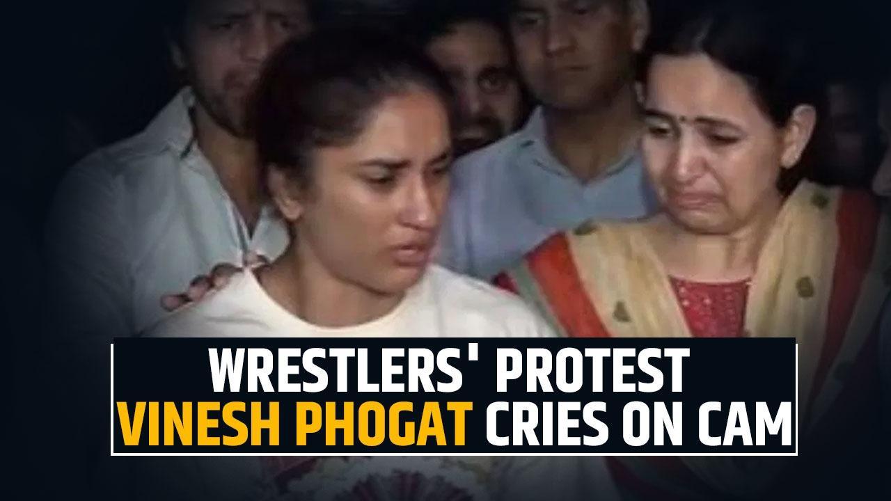 Wrestlers Protest : Vinesh Phogat Cries After Fight With Delhi Police  - Watch Video