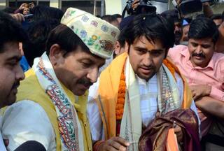 पटना में कालिख से पुते दिखे बाबा धीरेंद्र शास्त्री के पोस्टर, अपशब्द का भी हुआ इस्तेमाल