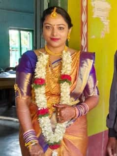 कर्नाटक चुनाव के रंग : कहीं दुल्हन वोट डालने पहुंची तो कहीं व्हील चेयर पर बुजुर्ग महिला