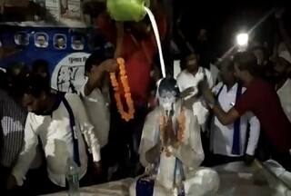 Viral Video: बागपत में प्रचार करने पहुंचे उम्मीदवार को दूध से नहलाया, समर्थकों ने उड़ेल दिया कई लीटर दूध
