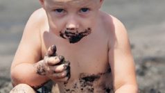 क्या आपका बच्चा भी खाता है मिट्टी, ऐसे छुडाएं ये गंदी आदत