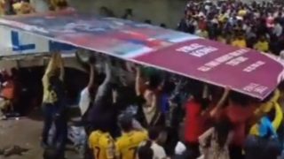 IPL 2023 FINAL, CSK vs GT: Fans Use Virat Kohli's Cut-Out Poster To Protect Themselves From Ahmedabad Storm- WATCH Viral Video