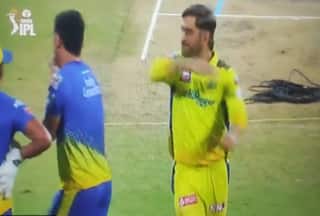 VIDEO : कैप्टन कूल MS Dhoni ने दीपक चाहर को 'मारा थप्पड़'; वीडियो देख हैरान रह गए फैंस