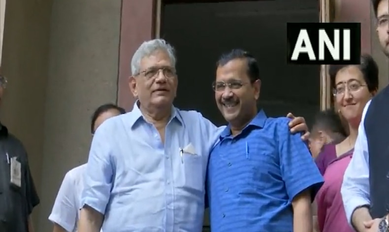 माकपा महासचिव सीताराम येचुरी से मिले दिल्ली सीएम, केंद्र के अध्यादेश के खिलाफ मिला CPI-M का साथ