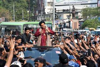 पटना में बागेश्वर बाबा को देखने के लिए उमड़ी भारी भीड़, होटल के बाहर सड़क पर ही लगाया दरबार