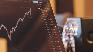 CLOSING BELL: Sensex, Nifty End Flat; IT Sector Gains While FMCG, PSU Bank Drag