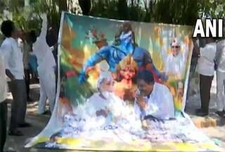 Video: सिद्धारमैया के आवास के बाहर लगे भगवान राम और बजरंग बली के पोस्टर को हटाया गया