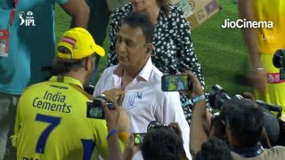 MS Dhoni Obliges to Sunil Gavaskar's Request of an Autograph After KKR Beat CSK at Chepauk; PIC Goes VIRAL