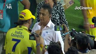 THALA For a Reason! Dhoni Obliges to Gavaskar's Request of an Autograph in Style