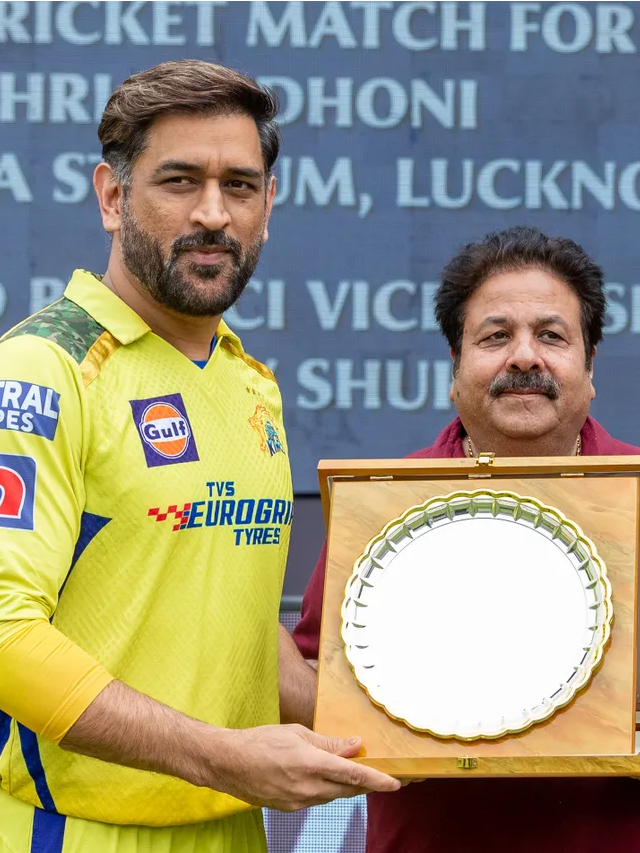 MS Dhoni पहली बार पहुंचे इकाना स्टेडियम,  UPCA ने किया सम्मानित