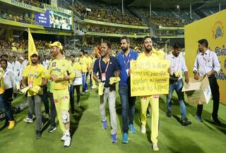 Captain. Leader. Legend! 'THALA' Dhoni Thanking Fans at Chepauk by Putting Knee Cap Wins' Hearts