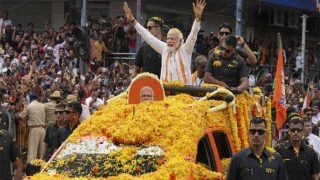Karnataka Election 2023: PM मोदी ने बेंगलुरु में 8 किमी लंबा रोड शो किया, उमड़ी भीड़ ने बरसाए फूल