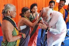 चुनावी रैली से पहले प्रधानमंत्री नरेंद्र मोदी ने पद्म अवॉर्ड विजेता तुलसी गौड़ा और सुकरी बोम्मगौड़ा का आशीर्वाद लिया