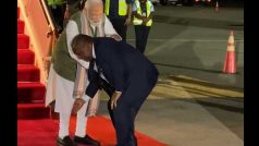 PM मोदी पहुंचे पापुआ न्यू गिनी, स्वागत करते हुए प्रधानमंत्री जेम्स मारापे ने पैर छूकर लिया आशीर्वाद