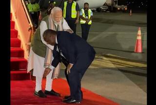 PM मोदी पहुंचे पापुआ न्यू गिनी, स्वागत करते हुए प्रधानमंत्री जेम्स मारापे ने पैर छूकर लिया आशीर्वाद