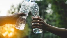 प्लास्टिक की बोतल में पानी पीने से सेहत को होते हैं कई नुकसान!  हो सकती हैं ये बीमारियां