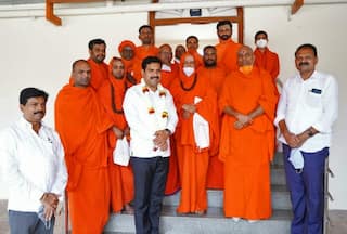 चुनाव से पहले राजनीतिक खिलाड़ियों का लिंगायत मठों पर फोकस, पार्टियों में बड़ी टक्कर