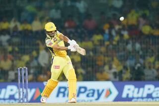 WATCH: No Ball पर जीवनदान मिलने के बाद रुतुराज गायकवाड़ ने जड़ा छक्का; CSK डगआउट में राजवर्धन ने पकड़ा कैच