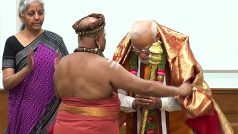 Sengol Photos: मंत्रोच्चार के बीच PM को सौंपा गया सेंगोल, पुजारियों से दिया आशीर्वाद