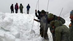 लद्दाख में बेमौसम बर्फबारी, गाड़ियों के यातायात पर लगा ब्रेक, कई पर्यटकों किया गया रेस्क्यू