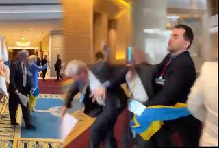 रूसी डिप्लोमैट को यूक्रेन के सांसद ने मारा घूंसा, वायरल हुआ Video, लाखों लोगों ने देखा | आप भी देखें