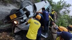 चंडी चौकी के पास एक तेज रफ्तार बस अनियंत्रित होकर पलटी, घायलों को किया गया रेस्क्यू