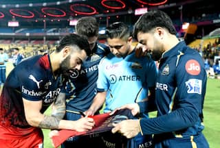 हार के बाद भी 'किंग' कोहली ने ऐसे जीता करोड़ों फैंस का दिल, जर्सी पर राशिद खान को दिया ऑटोग्राफ