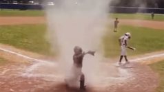 Viral Video Today: तगड़े बवंडर में फंस गया बेसबॉल खिलाड़ी, मगर अंपायर ने बचाकर ही दम लिया- देखें वीडियो