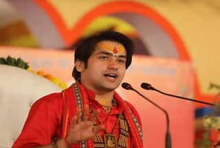 कथावाचक धीरेंद्र शास्त्री की गाड़ी का बिहार में कटा चालान, कार में BJP सांसद मनोज तिवारी भी थे सवार