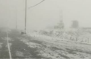 Police Rescue Hundreds Stranded in Leh's Changla Axis Due to Snowfall