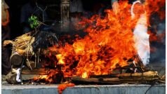 अंतिम संस्कार के दौरान शव के सिर पर क्यों मारा जाता है डंडा? हिलाकर रख देगी इसके पीछे की वजह