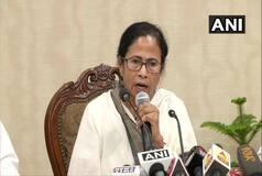 2000 रुपये के नोटों को बंद करने पर ममता बनर्जी और बीजेपी नेता के बीच ट्विटर वार, अखिलेश यादव ने भी कही ये बात